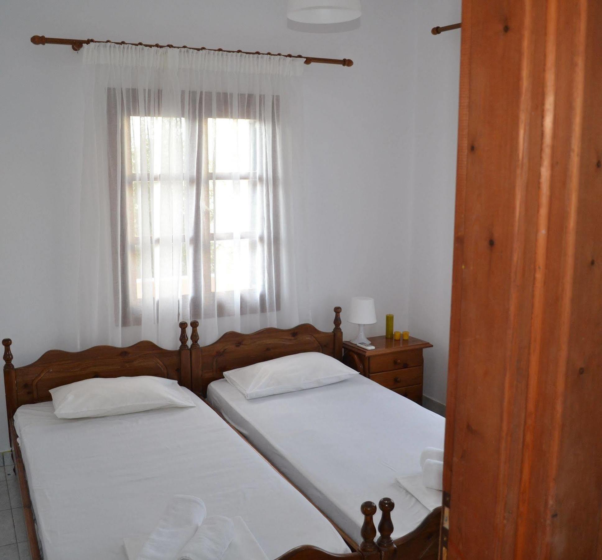 Floralia Hotel Karterados  Ngoại thất bức ảnh